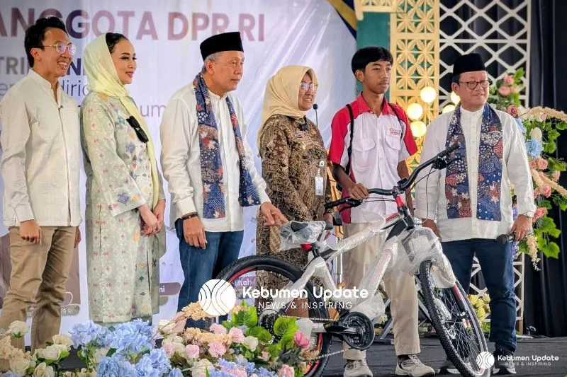 Safari Ramadan di Ponpes Al Kamal, Bupati Kebumen dan DPR RI Salurkan Bantuan Pertanian serta Sembako