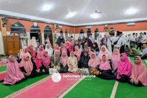 Tarawih di Masjid Dekat Rumah, Bupati Lilis Berbaur dengan Warga Gombong