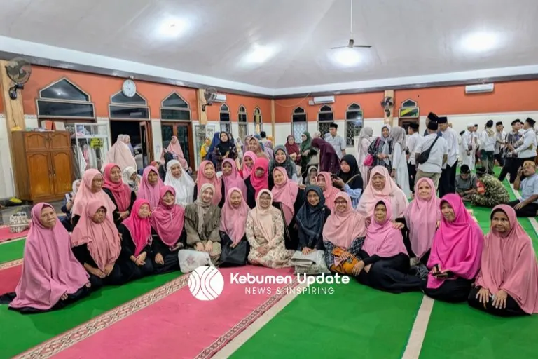 Tarawih di Masjid Dekat Rumah, Bupati Lilis Berbaur dengan Warga Gombong