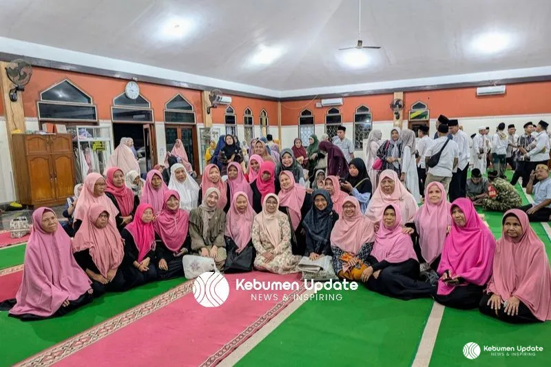 Tarawih di Masjid Dekat Rumah, Bupati Lilis Berbaur dengan Warga Gombong