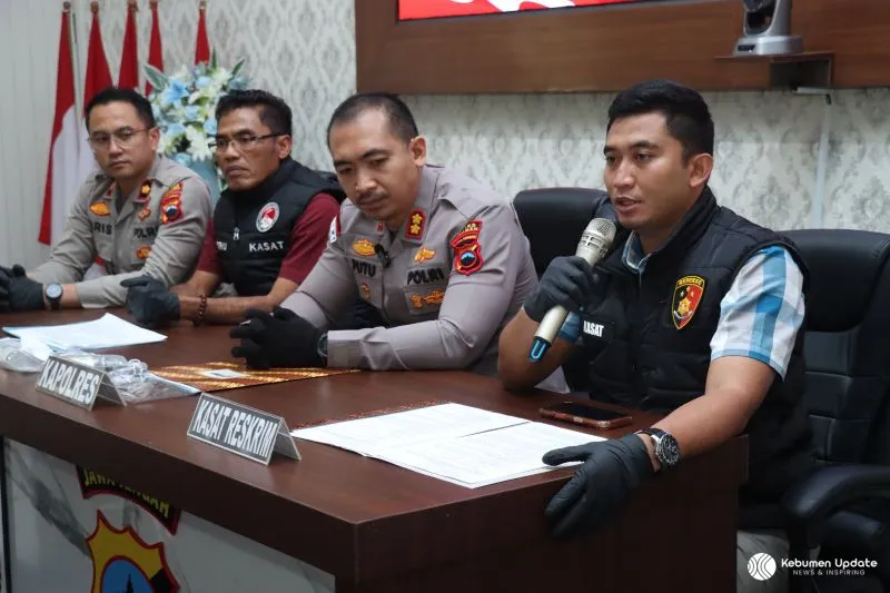 Polres Kebumen Amankan Lima Penjudi Ceki dan Pengolah Bahan Mercon Selama Operasi Pekat