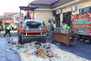 3.200 Botol Miras Hasil Operasi Pekat Dimusnahkan