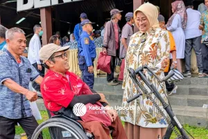 Bupati Kebumen Berbagi Kebahagiaan dengan 300 Tukang Becak, Porter, dan Difabel di Pendopo