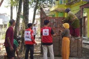 Bantu Pemulihan Pesantren Assidiqiyah, PMI Kebumen Serahkan Ribuan Batu Bata hingga Paket Sembako