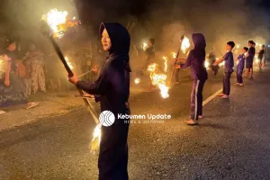 Bukan Mistis! Inilah Seni Abid, Atraksi Api Ikonik Pemuda Klopogodo Saat Lebaran