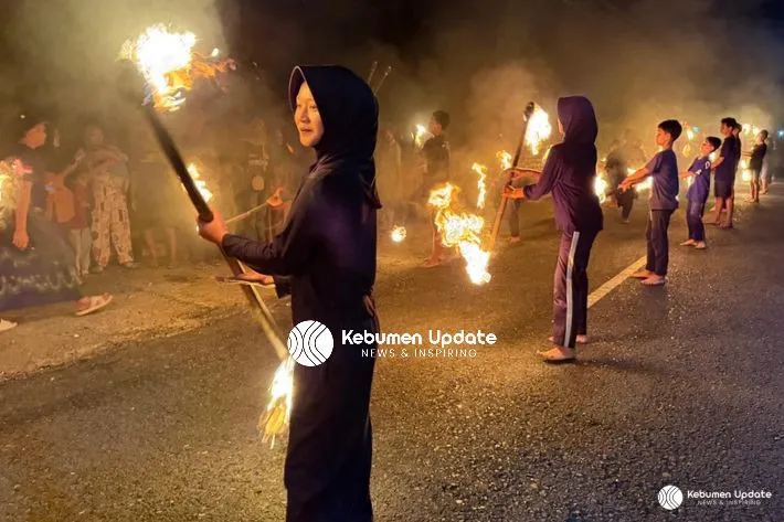 Bukan Mistis! Inilah Seni Abid, Atraksi Api Ikonik Pemuda Klopogodo Saat Lebaran