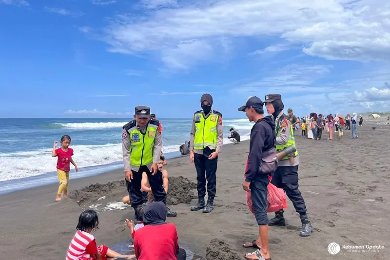Cegah Laka Laut, Polres Kebumen Siagakan Personel di Titik Keramaian Wisata