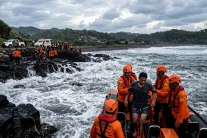 Wisatawan Asal Bekasi Meninggal Dunia Akibat Laka Laut di Pantai Karangbolong Kebumen