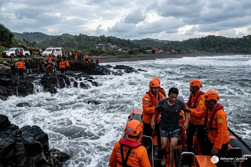 Wisatawan Asal Bekasi Meninggal Dunia Akibat Laka Laut di Pantai Karangbolong Kebumen