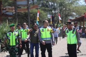 Waspada Gelombang Tinggi: Polres Kebumen Larang Wisatawan Mandi di Laut