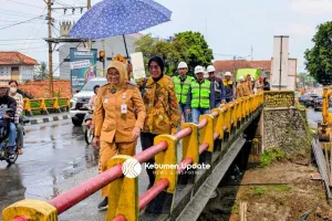 Bupati Lilis Tinjau Jembatan Klanthong dan Karanganyar, Rehabilitasi Segera Dimulai dengan Akses Darurat