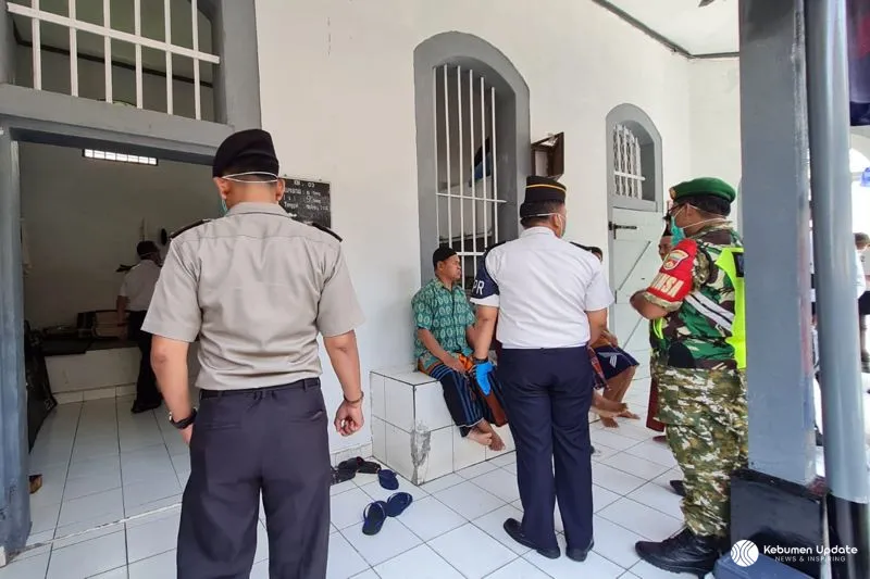 Wujudkan Lapas Zero Halinar, Rutan Kebumen Gelar Razia Bersama Aparat Penegak Hukum