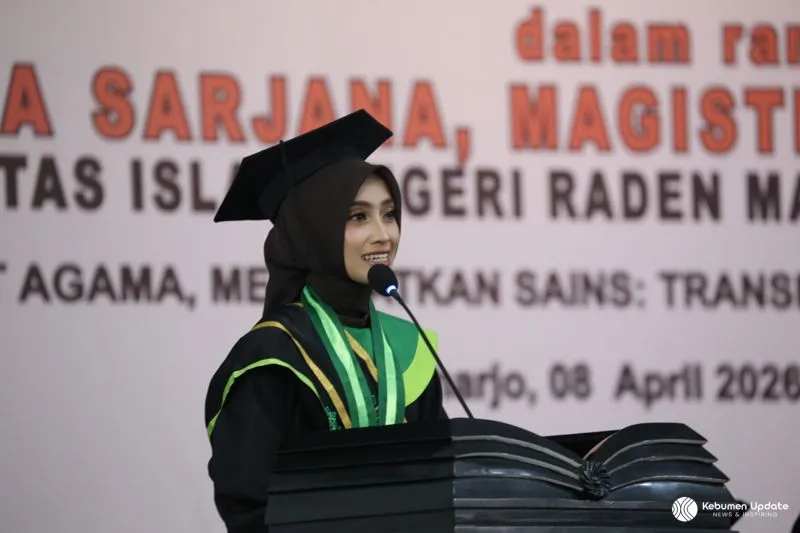 Lulus dalam 3,5 Tahun, Putri Kasi Bimas Islam Kebumen Jadi Wisudawati Terbaik UIN Surakarta