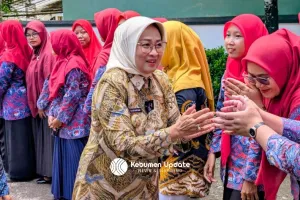 Silaturahmi di Klirong, Bupati Kebumen Serahkan Tali Asih untuk 8 Perangkat Desa Purna Tugas