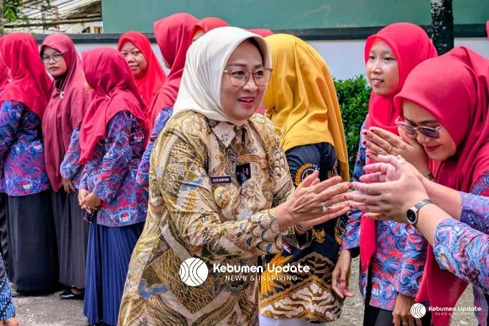 Silaturahmi di Klirong, Bupati Kebumen Serahkan Tali Asih untuk 8 Perangkat Desa Purna Tugas