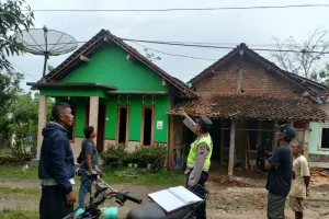 Lalai Saat Pasang Genteng, Dua Warga Karanggayam Kebumen Tersengat Aliran Listrik