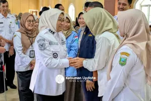 Bupati Kebumen Serahkan Bantuan Rehab Rumah bagi Korban Bencana di Sela Pembinaan Pilar Sosial