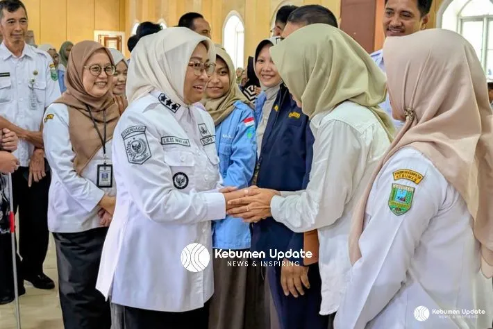 Bupati Kebumen Serahkan Bantuan Rehab Rumah bagi Korban Bencana di Sela Pembinaan Pilar Sosial