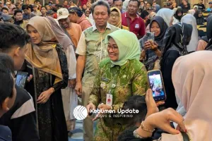 Dari Usaha Rumahan ke Omzet Luar Biasa, Industri Jas Hujan Kebumen Dapat Jempol dari Bupati