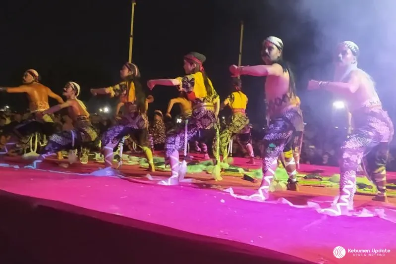 Meriahkan Milad Sewindu Forum EKA, Ribuan Pecinta Ebeg Padati Alun-Alun Pancasila Kebumen