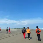 Empat Bocah Tergulung Ombak