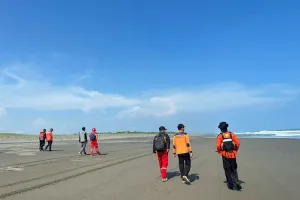 Empat Bocah Tergulung Ombak