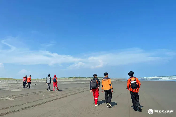 Empat Bocah Tergulung Ombak