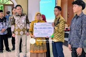 Momen May Day di Kebumen, Ahli Waris Pekerja Terima Santunan dan Beasiswa Pendidikan
