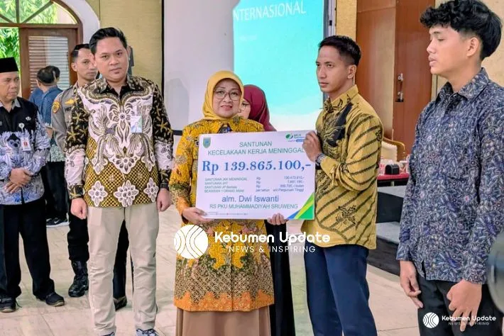 Momen May Day di Kebumen, Ahli Waris Pekerja Terima Santunan dan Beasiswa Pendidikan