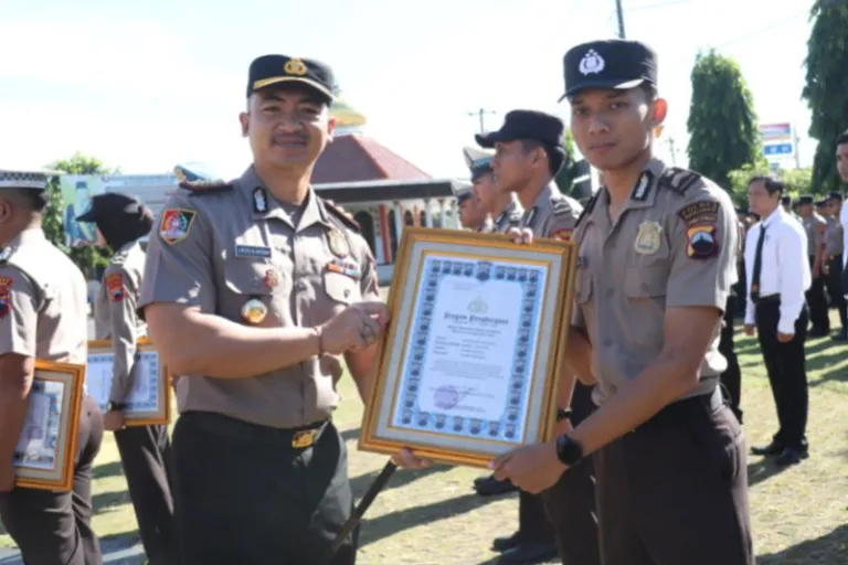 Polres Kebumen Beri Penghargaan untuk 24 Personel Berprestasi, Termasuk Trainer AI