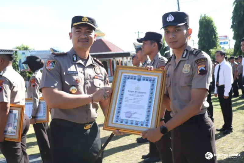 Polres Kebumen Beri Penghargaan untuk 24 Personel Berprestasi, Termasuk Trainer AI