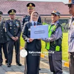 Harkitnas ke-118: Bupati Kebumen Serahkan Penghargaan Pengabdian 30 Tahun untuk 3 Anggota Satlinmas