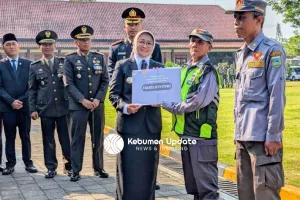 Harkitnas ke-118: Bupati Kebumen Serahkan Penghargaan Pengabdian 30 Tahun untuk 3 Anggota Satlinmas