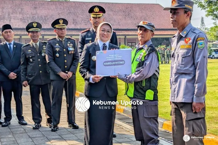 Harkitnas ke-118: Bupati Kebumen Serahkan Penghargaan Pengabdian 30 Tahun untuk 3 Anggota Satlinmas