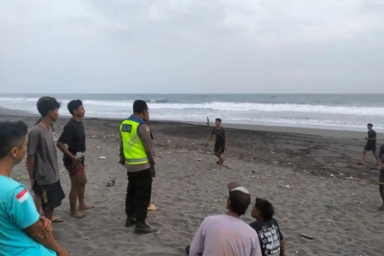 Main Air Bersama Teman, Pelajar Asal Ambal Kebumen Hanyut di Laut Desa Entak