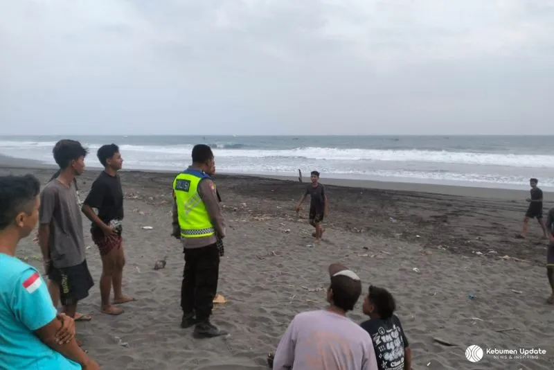 Main Air Bersama Teman, Pelajar Asal Ambal Kebumen Hanyut di Laut Desa Entak