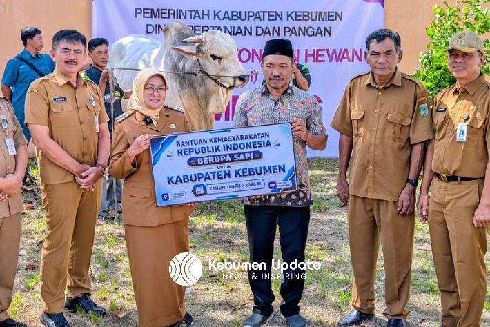 Bupati Kebumen Salurkan 8 Ekor Sapi Kurban dan 1 dari Presiden