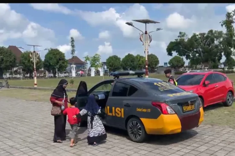 Kado Ultah Spesial, Polres Kebumen Ajak Anak Berusia 7 Tahun Keliling Kota Pakai Mobil Patroli