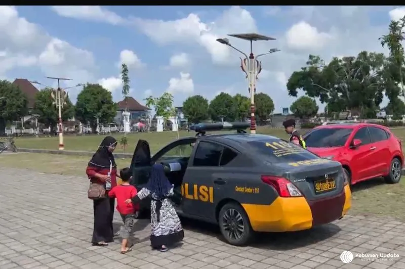 Kado Ultah Spesial, Polres Kebumen Ajak Anak Berusia 7 Tahun Keliling Kota Pakai Mobil Patroli
