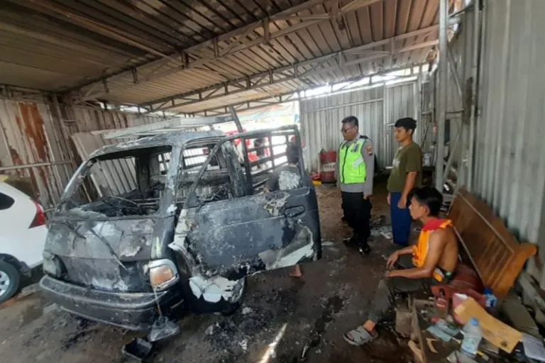 Diduga Korsleting Saat Servis, Mobil Pikap di Pejagoan Hangus Terbakar