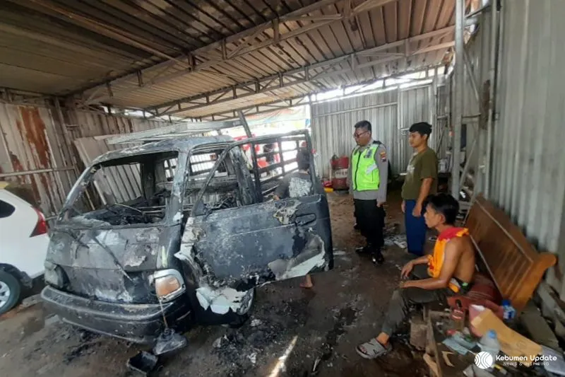 Diduga Korsleting Saat Servis, Mobil Pikap di Pejagoan Hangus Terbakar