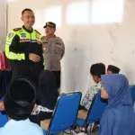 Kunjungi Polsek Ayah, Kapolres Kebumen Bagikan Tas hingga Sepatu untuk Pelajar