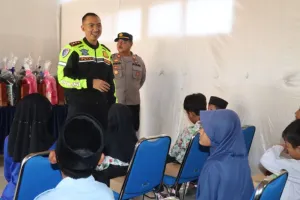 Kunjungi Polsek Ayah, Kapolres Kebumen Bagikan Tas hingga Sepatu untuk Pelajar