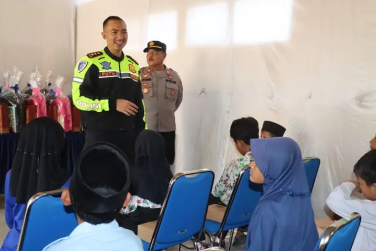 Kunjungi Polsek Ayah, Kapolres Kebumen Bagikan Tas hingga Sepatu untuk Pelajar