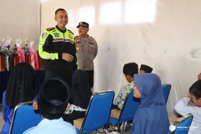 Kunjungi Polsek Ayah, Kapolres Kebumen Bagikan Tas hingga Sepatu untuk Pelajar