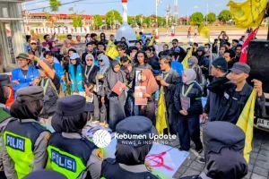 Demo di Depan Pendopo Kabumian, Aliansi Mahasiswa Bawa 9 Tuntutan