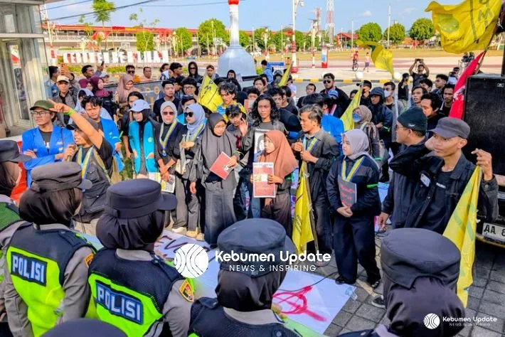 Demo di Depan Pendopo Kabumian, Aliansi Mahasiswa Bawa 9 Tuntutan