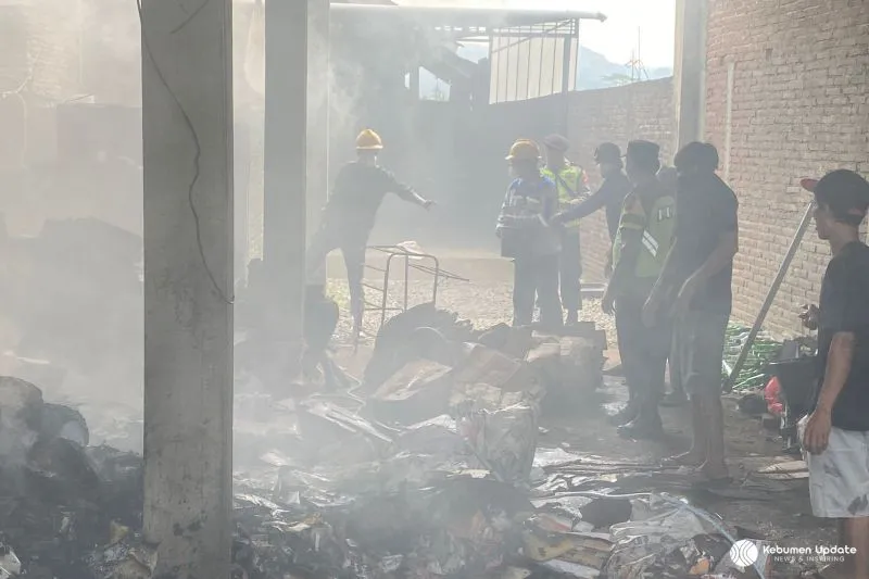 Diduga Akibat Puntung Rokok, Teras Rumah Warga Sruweng Kebumen Terbakar