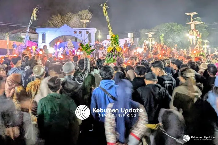 Grebeg Sura Merti Jagad Kabumian: Warga Serbu Gunungan Sebelum Doa Selesai