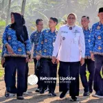 Bupati Sharing Bareng Kades se-Kecamatan Ayah di Pantai Pecaron, Ini yang Dibahas 